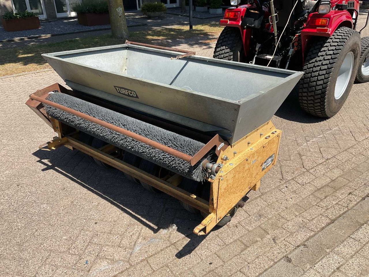 Turfco Mete-r-matic III Top Dresser - معدات الحدائق: صور 1 Turfco Mete-r-matic III Top Dresser - معدات الحدائق: صور 1