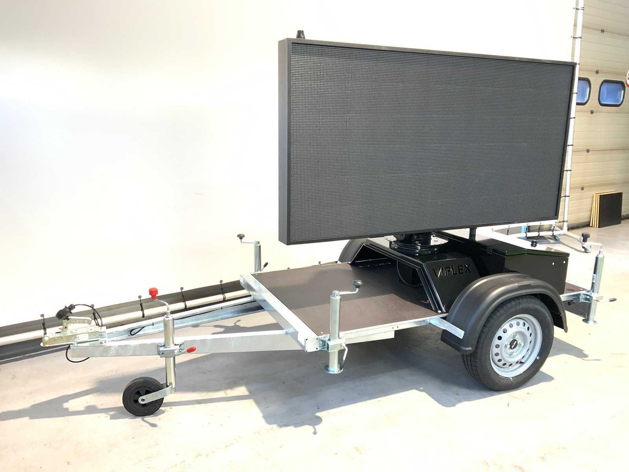 Viplex tekstkar P8 ledscherm op aanhangwagen - معدات البناء, مقطورة: صور 1 Viplex tekstkar P8 ledscherm op aanhangwagen - معدات البناء, مقطورة: صور 1