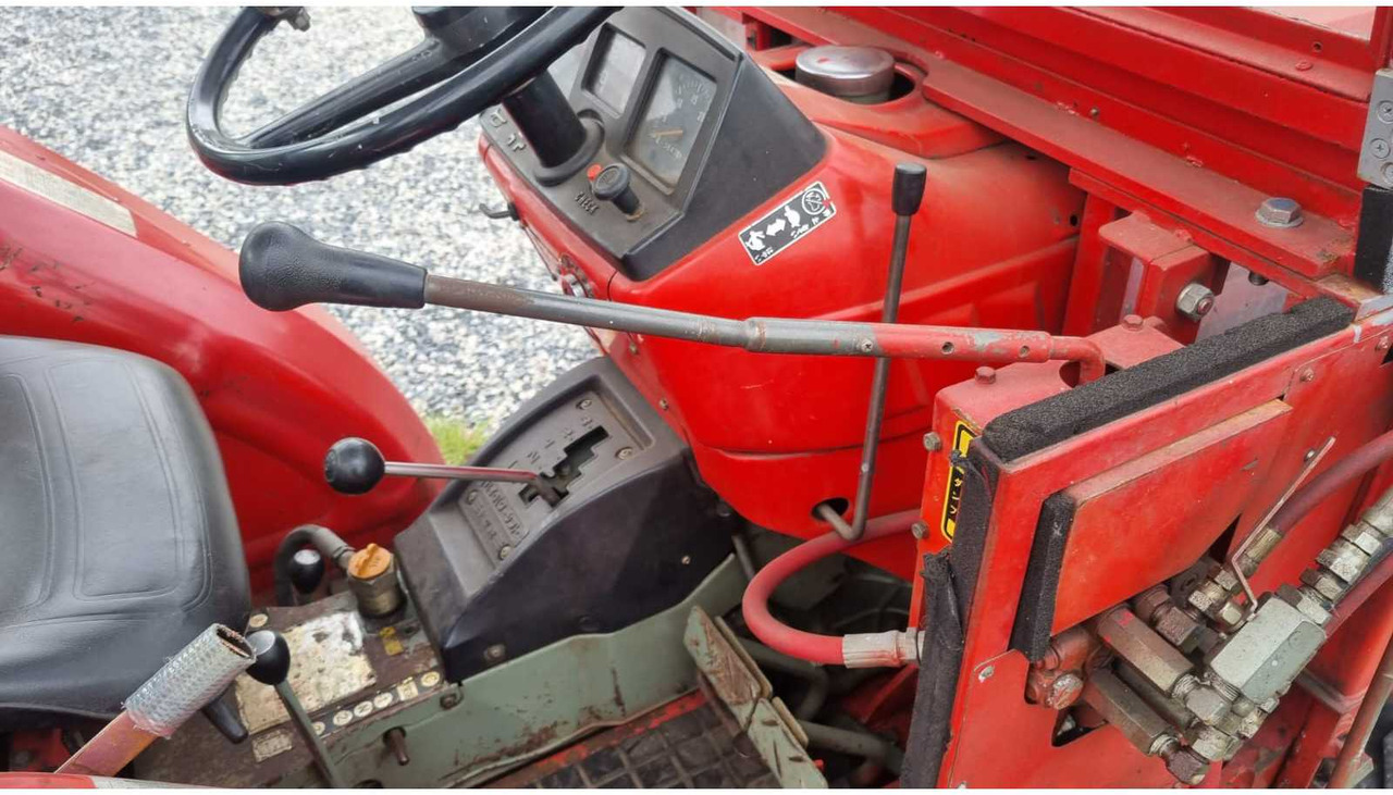 جرار صغير Yanmar YM1610D: صور 15