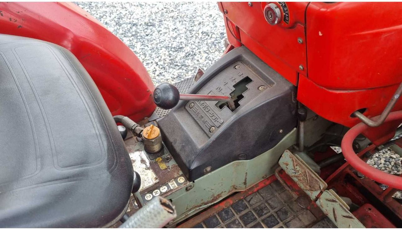 جرار صغير Yanmar YM1610D: صور 14