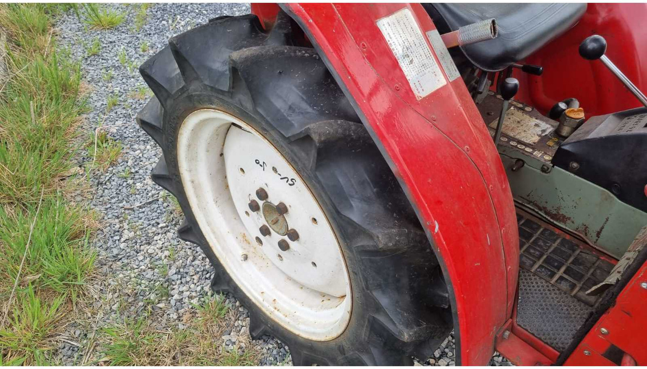 جرار صغير Yanmar YM1610D: صور 17