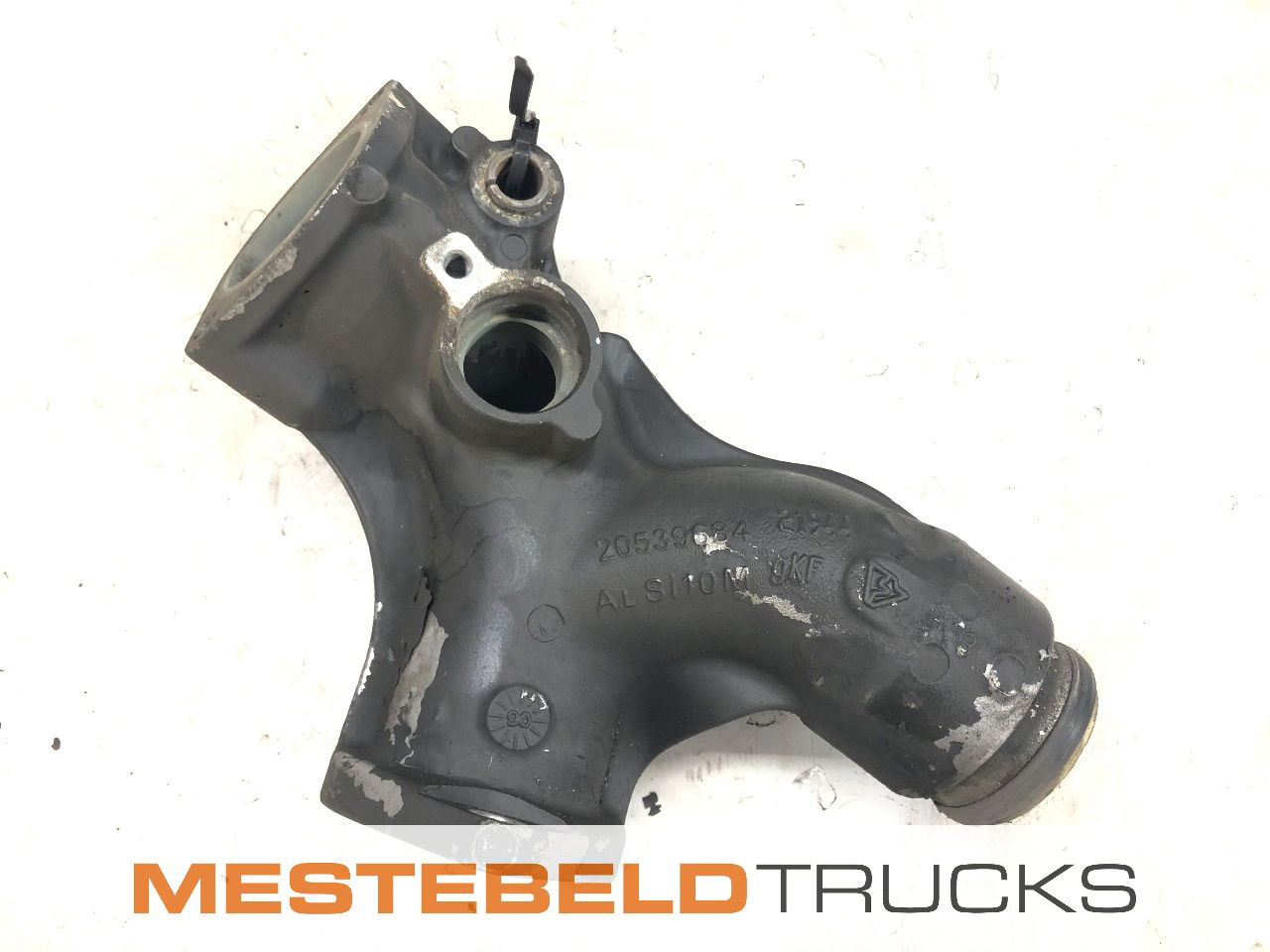 Renault Koelwaterbuis bij koelvloeistofpomp DXI 13 - نظام التبريد - شاحنة: صور 1 Renault Koelwaterbuis bij koelvloeistofpomp DXI 13 - نظام التبريد - شاحنة: صور 1