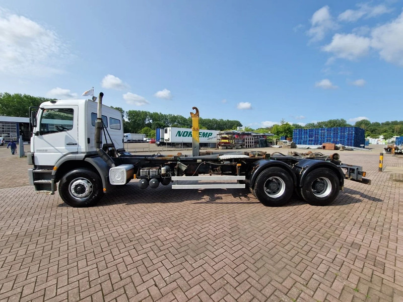 Mercedes-Benz Atego 2628 6x4 Euro 3 Manual Gear full steel suspension - شاحنة ذات الخطاف: صور 5 Mercedes-Benz Atego 2628 6x4 Euro 3 Manual Gear full steel suspension - شاحنة ذات الخطاف: صور 5