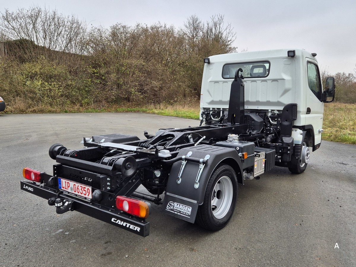 FUSO 3C15 Duonic Aut.City Abrollkipper AHK 3.5T - شاحنة ذات الخطاف: صور 5 FUSO 3C15 Duonic Aut.City Abrollkipper AHK 3.5T - شاحنة ذات الخطاف: صور 5