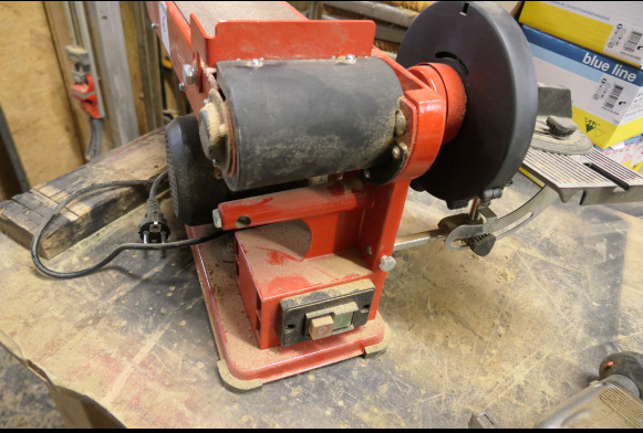 Ponceuse à bande + lapidaire Einhell TC-US 400 - آلة النجارة: صور 3 Ponceuse à bande + lapidaire Einhell TC-US 400 - آلة النجارة: صور 3