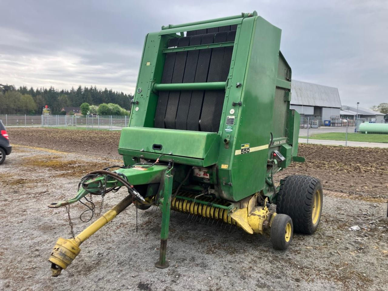 John Deere 550 - مكبس القش الدائري: صور 1 John Deere 550 - مكبس القش الدائري: صور 1