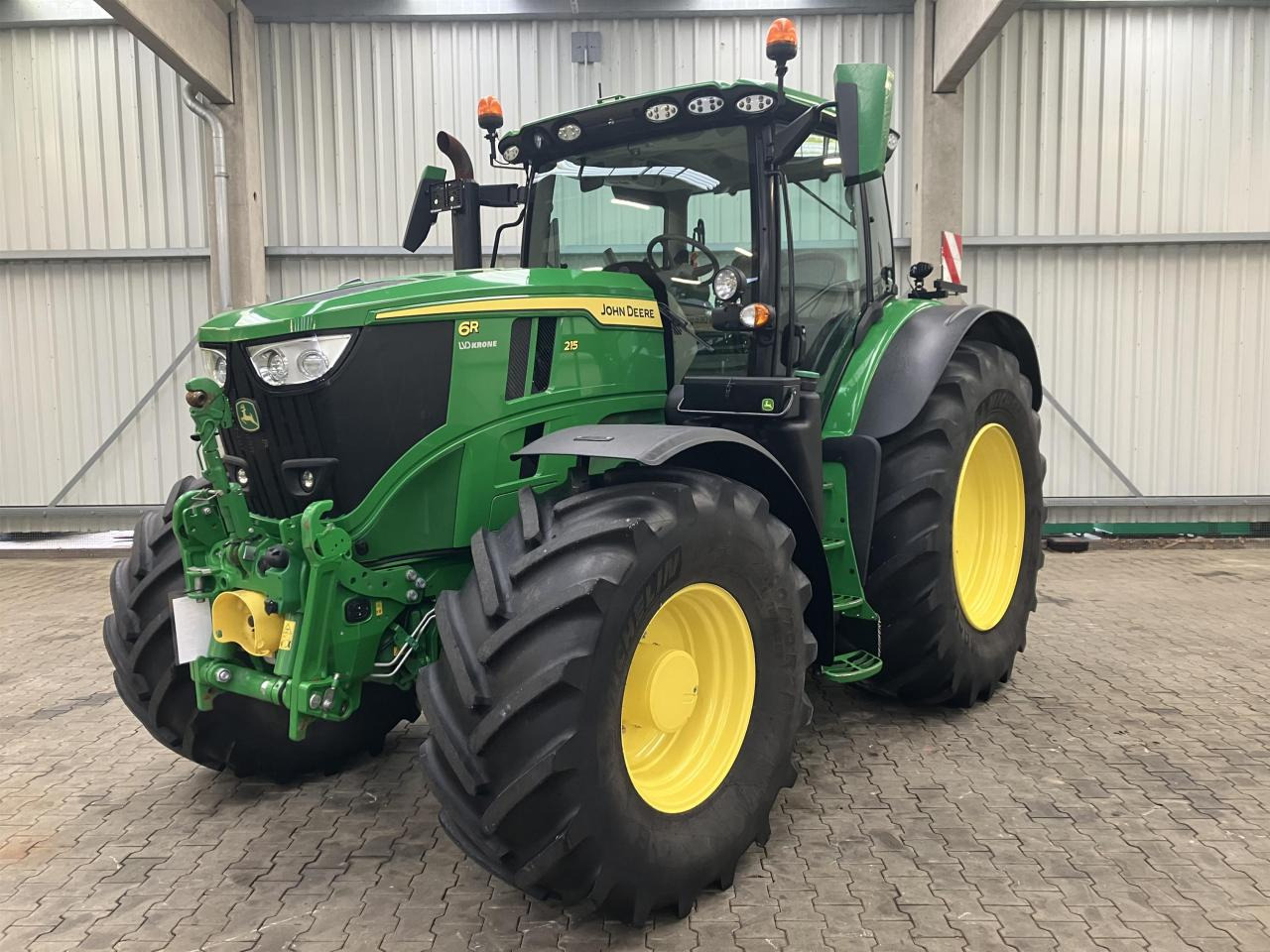 John Deere 6R 215 - جرار: صور 1 John Deere 6R 215 - جرار: صور 1