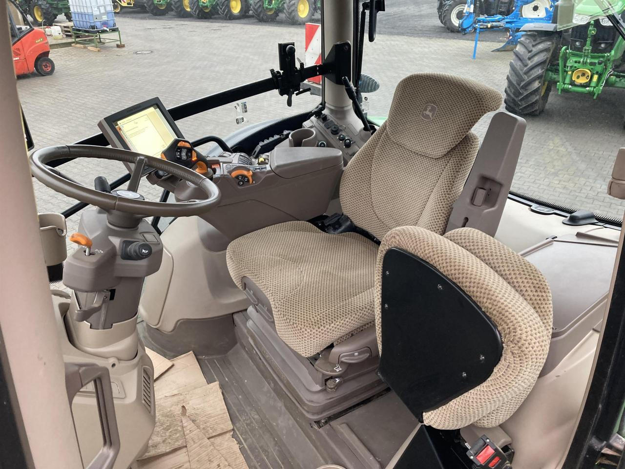 John Deere 6R 215 - جرار: صور 5 John Deere 6R 215 - جرار: صور 5