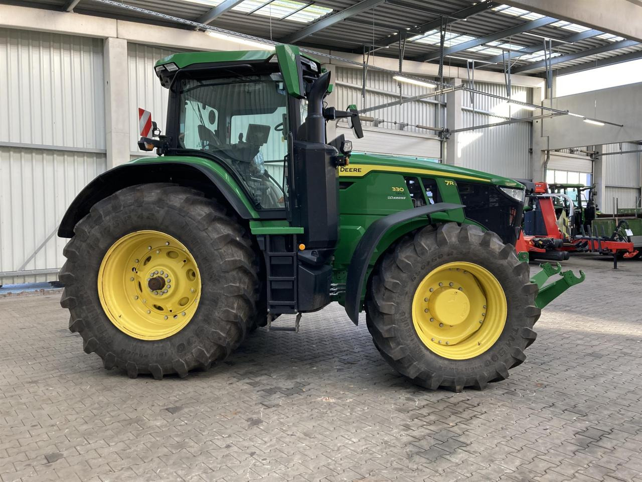 John Deere 7R 330 - جرار: صور 5 John Deere 7R 330 - جرار: صور 5