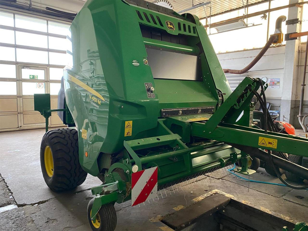 John Deere V451M MaxiCut 13 - مكبس القش الدائري: صور 2 John Deere V451M MaxiCut 13 - مكبس القش الدائري: صور 2