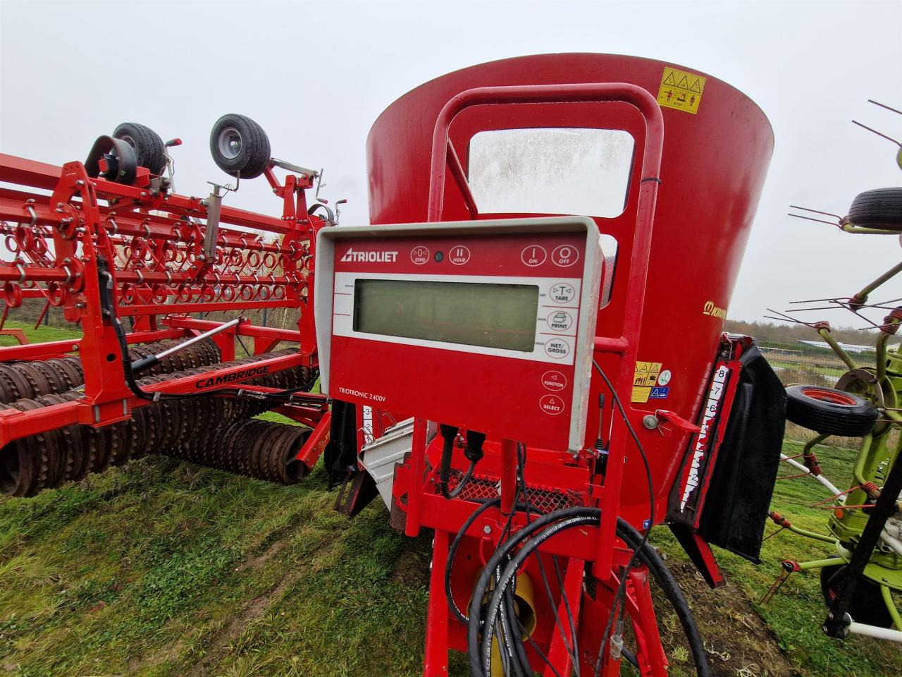 Trioliet Solomix 1-1000 ZK - آلة خلط وتوزيع الأعلاف: صور 3 Trioliet Solomix 1-1000 ZK - آلة خلط وتوزيع الأعلاف: صور 3