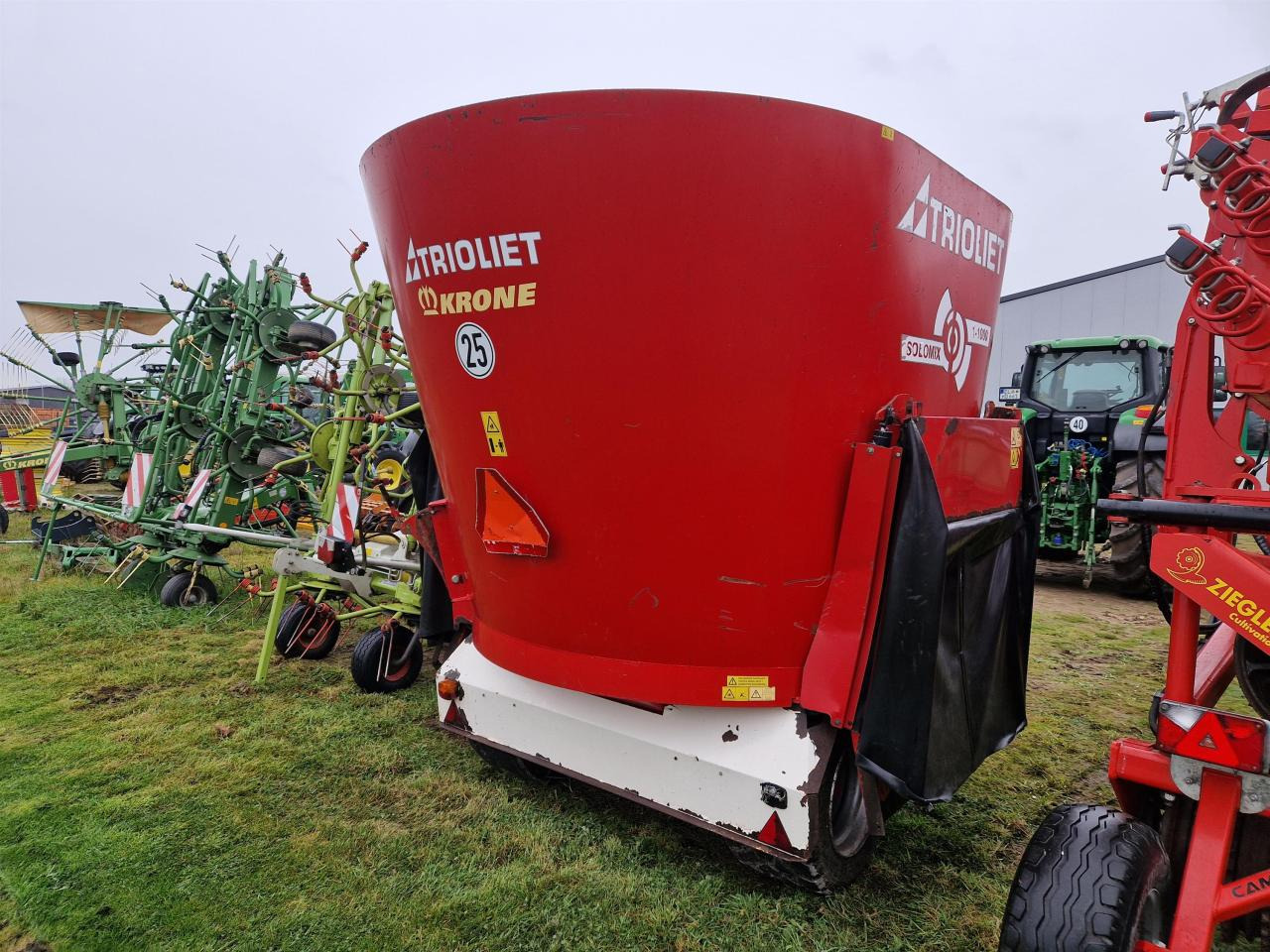 Trioliet Solomix 1-1000 ZK - آلة خلط وتوزيع الأعلاف: صور 4 Trioliet Solomix 1-1000 ZK - آلة خلط وتوزيع الأعلاف: صور 4