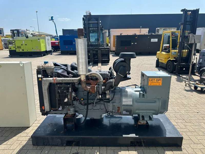 Deutz BF4M 1013 EC Mecc Alte Spa 105 kVA noodstroom generatorset met ATS Automatische Netovername - مجموعة المولدات: صور 3 Deutz BF4M 1013 EC Mecc Alte Spa 105 kVA noodstroom generatorset met ATS Automatische Netovername - مجموعة المولدات: صور 3