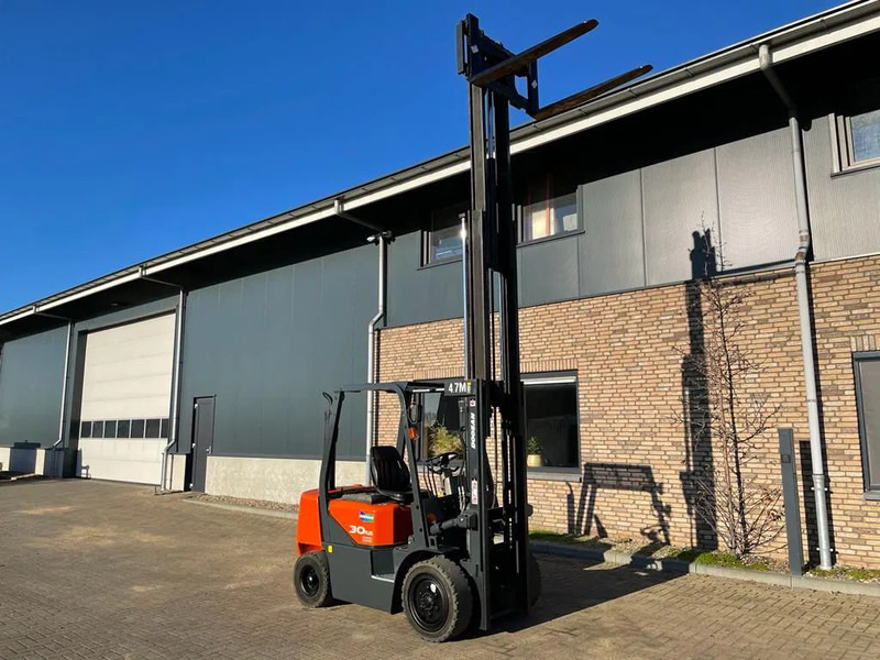 Doosan D30G Yanmar 3 ton Triplex Freelift Sideshift Diesel Heftruck 470 cm hefhoogte - رافعة شوكية ديزل: صور 2 Doosan D30G Yanmar 3 ton Triplex Freelift Sideshift Diesel Heftruck 470 cm hefhoogte - رافعة شوكية ديزل: صور 2