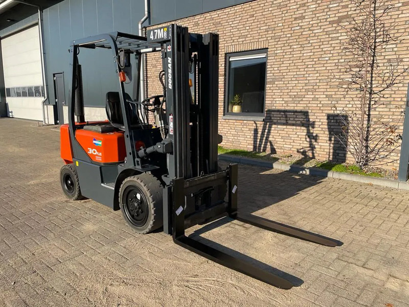 Doosan D30G Yanmar 3 ton Triplex Freelift Sideshift Diesel Heftruck 470 cm hefhoogte - رافعة شوكية ديزل: صور 4 Doosan D30G Yanmar 3 ton Triplex Freelift Sideshift Diesel Heftruck 470 cm hefhoogte - رافعة شوكية ديزل: صور 4