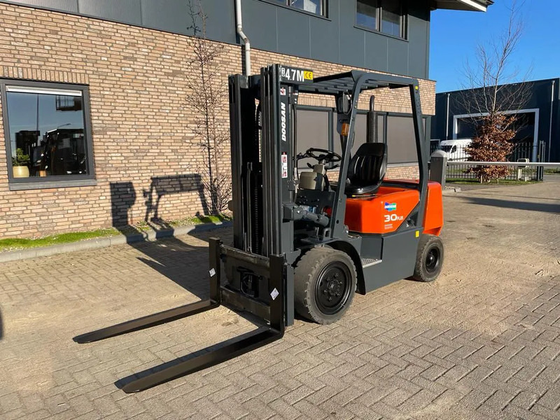 Doosan D30G Yanmar 3 ton Triplex Freelift Sideshift Diesel Heftruck 470 cm hefhoogte - رافعة شوكية ديزل: صور 1 Doosan D30G Yanmar 3 ton Triplex Freelift Sideshift Diesel Heftruck 470 cm hefhoogte - رافعة شوكية ديزل: صور 1