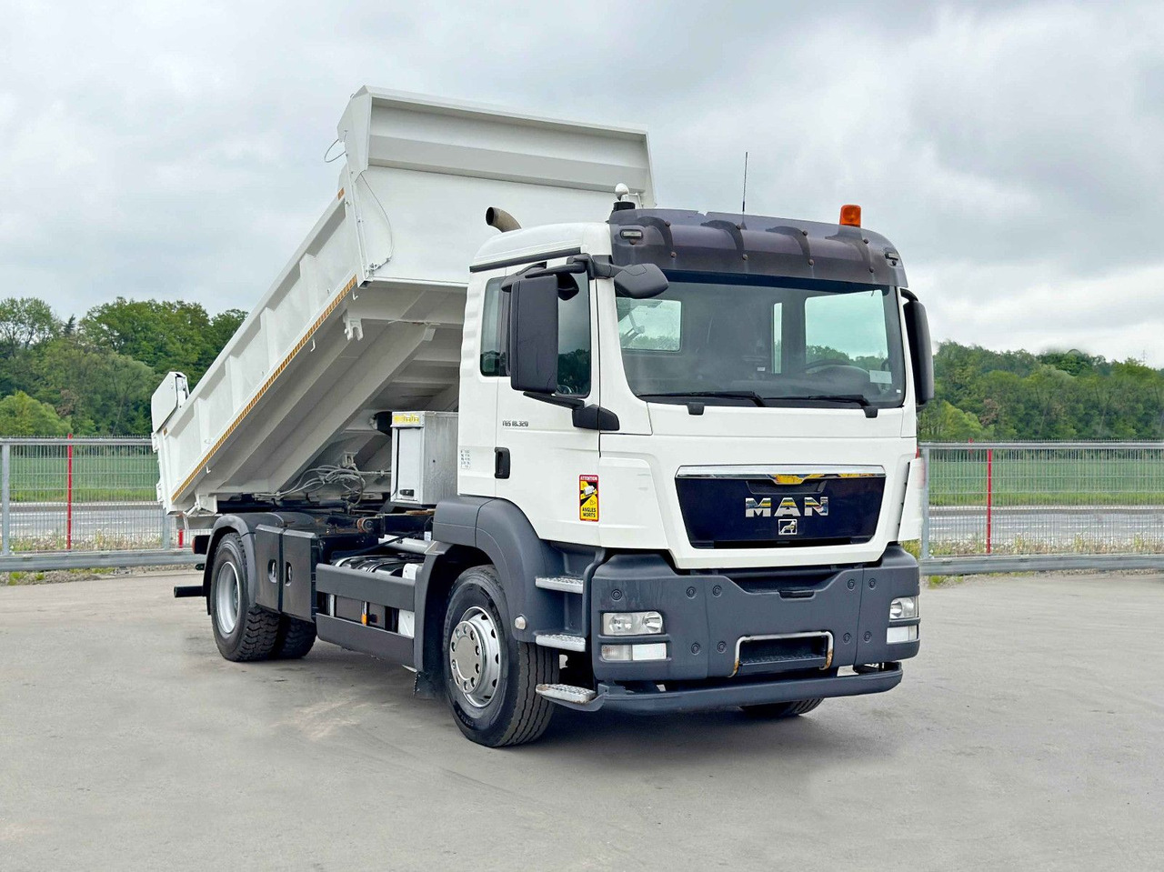 MAN TGS 18.320 * KIPPER 4,95m + BORDMATIC*TOPZUSTAND - قلابات, شاحنة كرين: صور 2 MAN TGS 18.320 * KIPPER 4,95m + BORDMATIC*TOPZUSTAND - قلابات, شاحنة كرين: صور 2