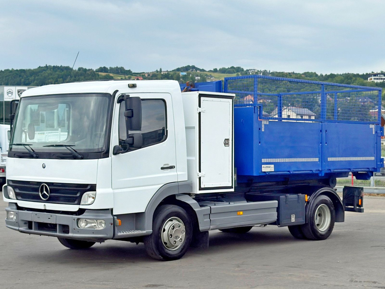 Mercedes-Benz 815 * Abrollkipper + CONTAINER 3,68 m * TOP - شاحنة ذات الخطاف: صور 3 Mercedes-Benz 815 * Abrollkipper + CONTAINER 3,68 m * TOP - شاحنة ذات الخطاف: صور 3