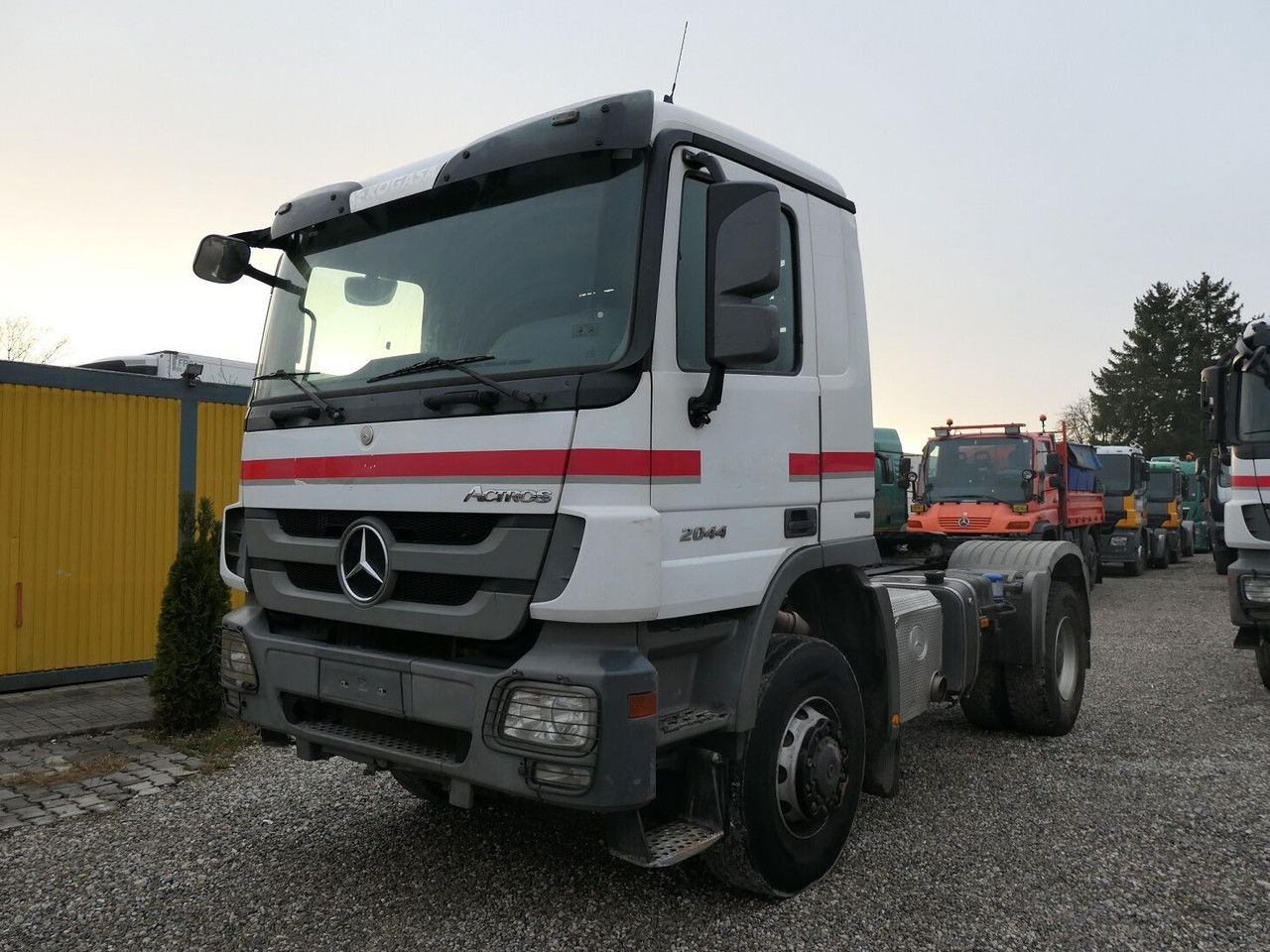 Mercedes-Benz Actros 2044 - شاحنة جرار: صور 1 Mercedes-Benz Actros 2044 - شاحنة جرار: صور 1