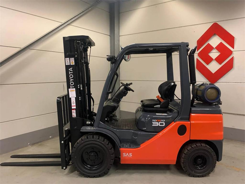 Toyota 02-8FGF30 - رافعة شوكية تعمل بالغاز: صور 2 Toyota 02-8FGF30 - رافعة شوكية تعمل بالغاز: صور 2