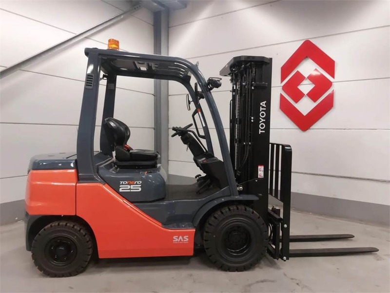 Toyota 52-8FDF25 - رافعة شوكية ديزل: صور 1 Toyota 52-8FDF25 - رافعة شوكية ديزل: صور 1