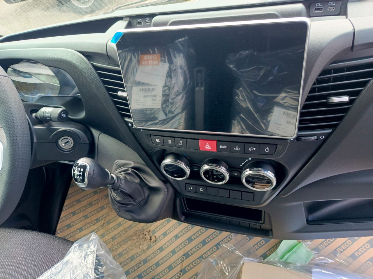 IVECO Daily 35 180 7-Sitzer - ميكروباص, الشاحنات الصغيرة كابينة مزدوجة: صور 5 IVECO Daily 35 180 7-Sitzer - ميكروباص, الشاحنات الصغيرة كابينة مزدوجة: صور 5