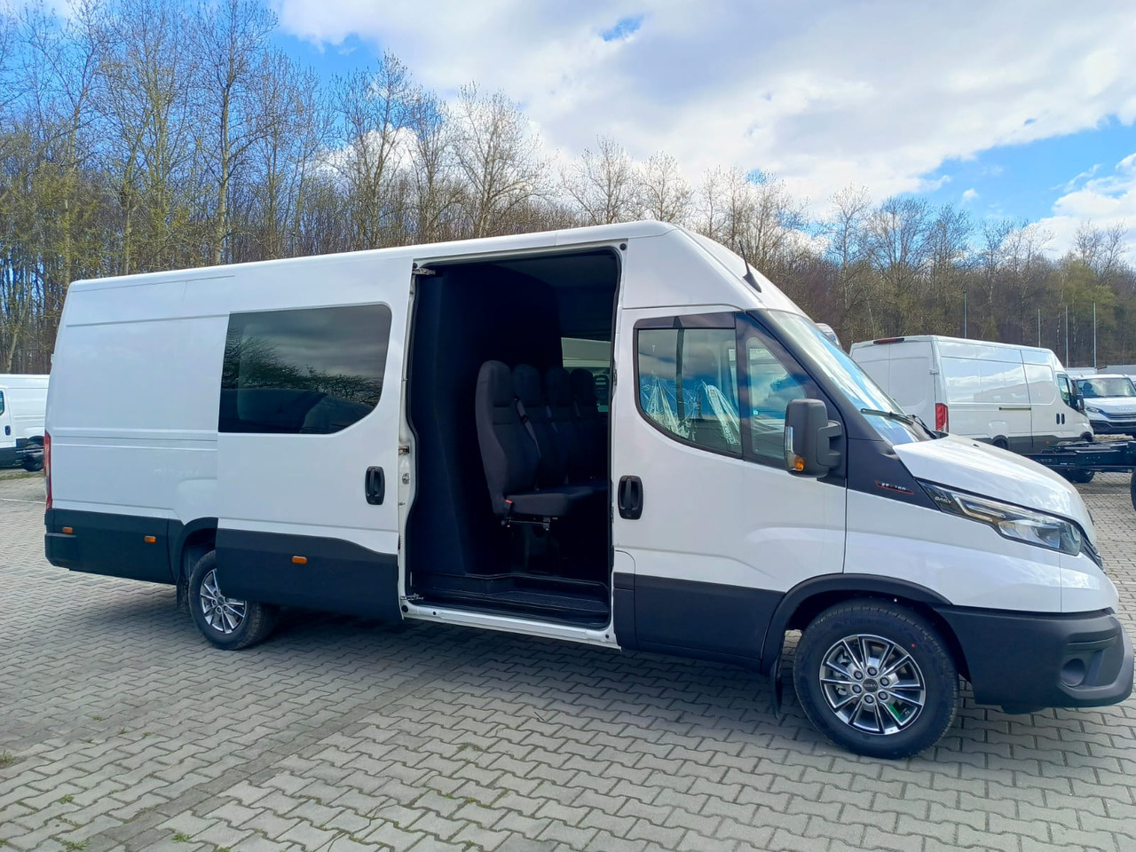 IVECO Daily 35 180 7-Sitzer - ميكروباص, الشاحنات الصغيرة كابينة مزدوجة: صور 2 IVECO Daily 35 180 7-Sitzer - ميكروباص, الشاحنات الصغيرة كابينة مزدوجة: صور 2