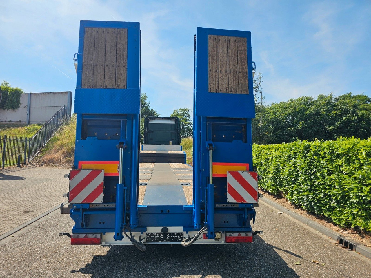 Kässbohrer LB3E Semie Tieflader Mit Rampen - عربة مسطحة منخفضة نصف مقطورة: صور 5 Kässbohrer LB3E Semie Tieflader Mit Rampen - عربة مسطحة منخفضة نصف مقطورة: صور 5