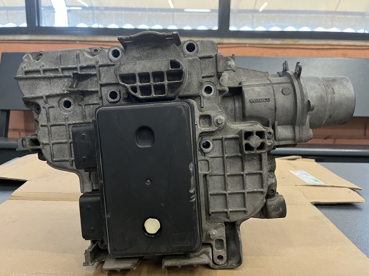 TRANSMISSION POSITIONER SHIFTING CYLINDER WITH CONTROL MODULE G211-12-ACTROS MP4 - علبة التروس و قطع الغيار - شاحنة: صور 2 TRANSMISSION POSITIONER SHIFTING CYLINDER WITH CONTROL MODULE G211-12-ACTROS MP4 - علبة التروس و قطع الغيار - شاحنة: صور 2