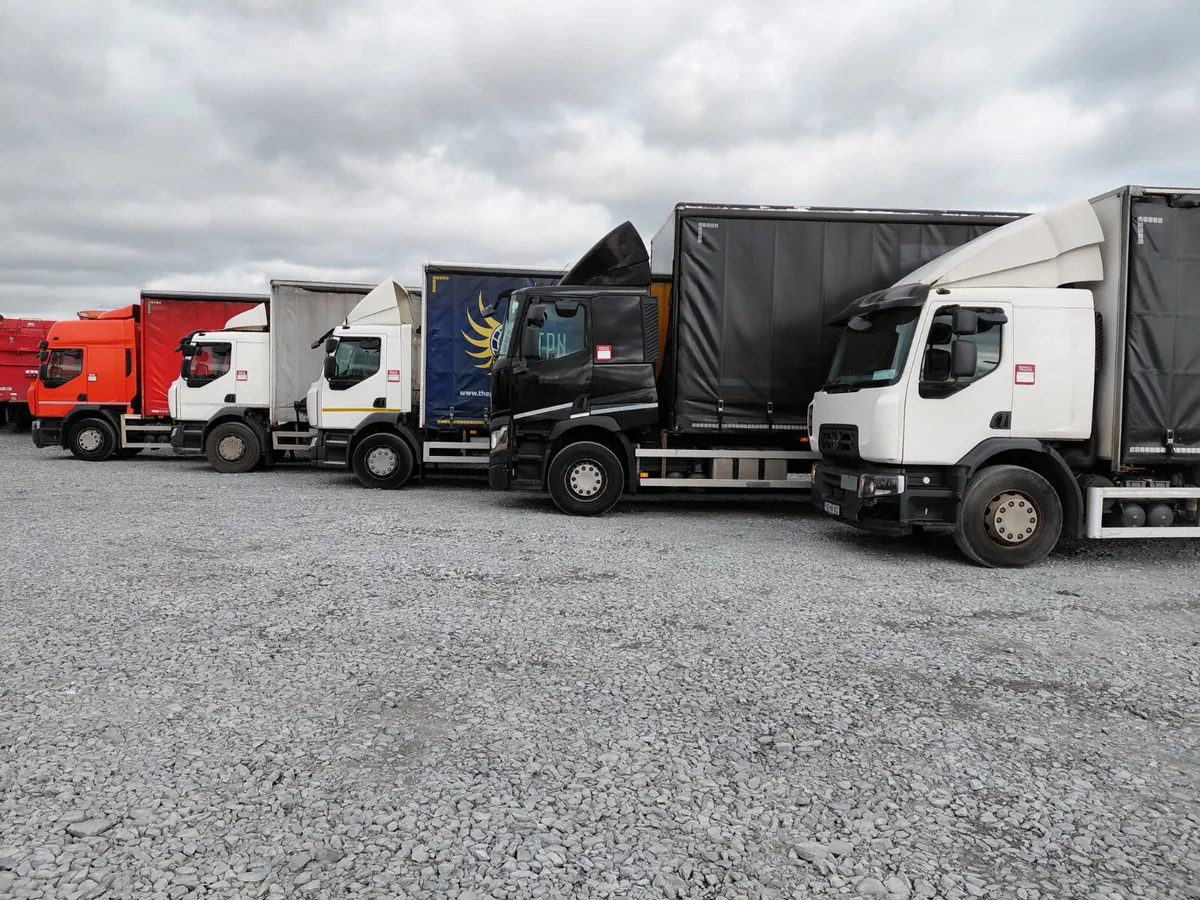 شاحنة ستارة 2015 D 18 Wide Curtainsider: صور 8