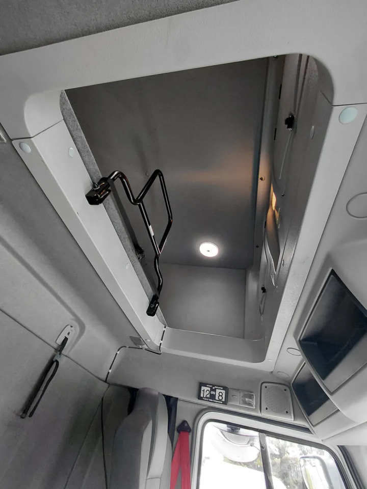 2017 Renault D12 4×2 Double Sleeper Curtainsider - شاحنة ستارة: صور 3 2017 Renault D12 4×2 Double Sleeper Curtainsider - شاحنة ستارة: صور 3