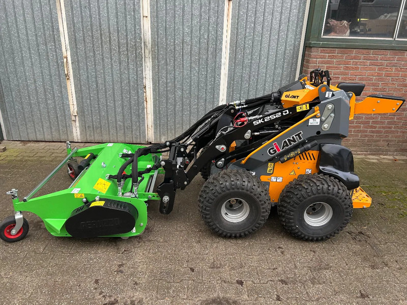 Giant SK252D + klepelmaaier - لودر مفصلي صغير: صور 1 Giant SK252D + klepelmaaier - لودر مفصلي صغير: صور 1