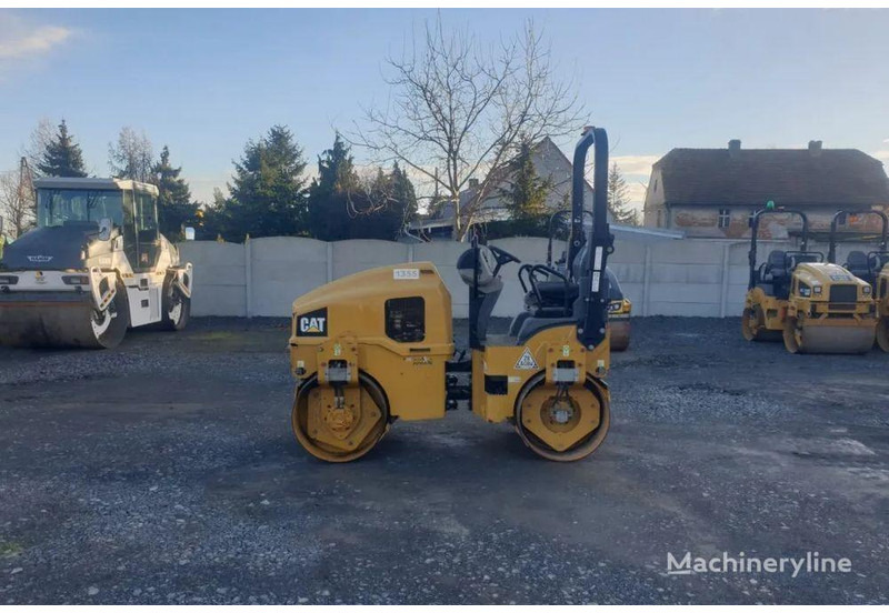 Caterpillar CB 24B road roller - مدحلة: صور 2 Caterpillar CB 24B road roller - مدحلة: صور 2
