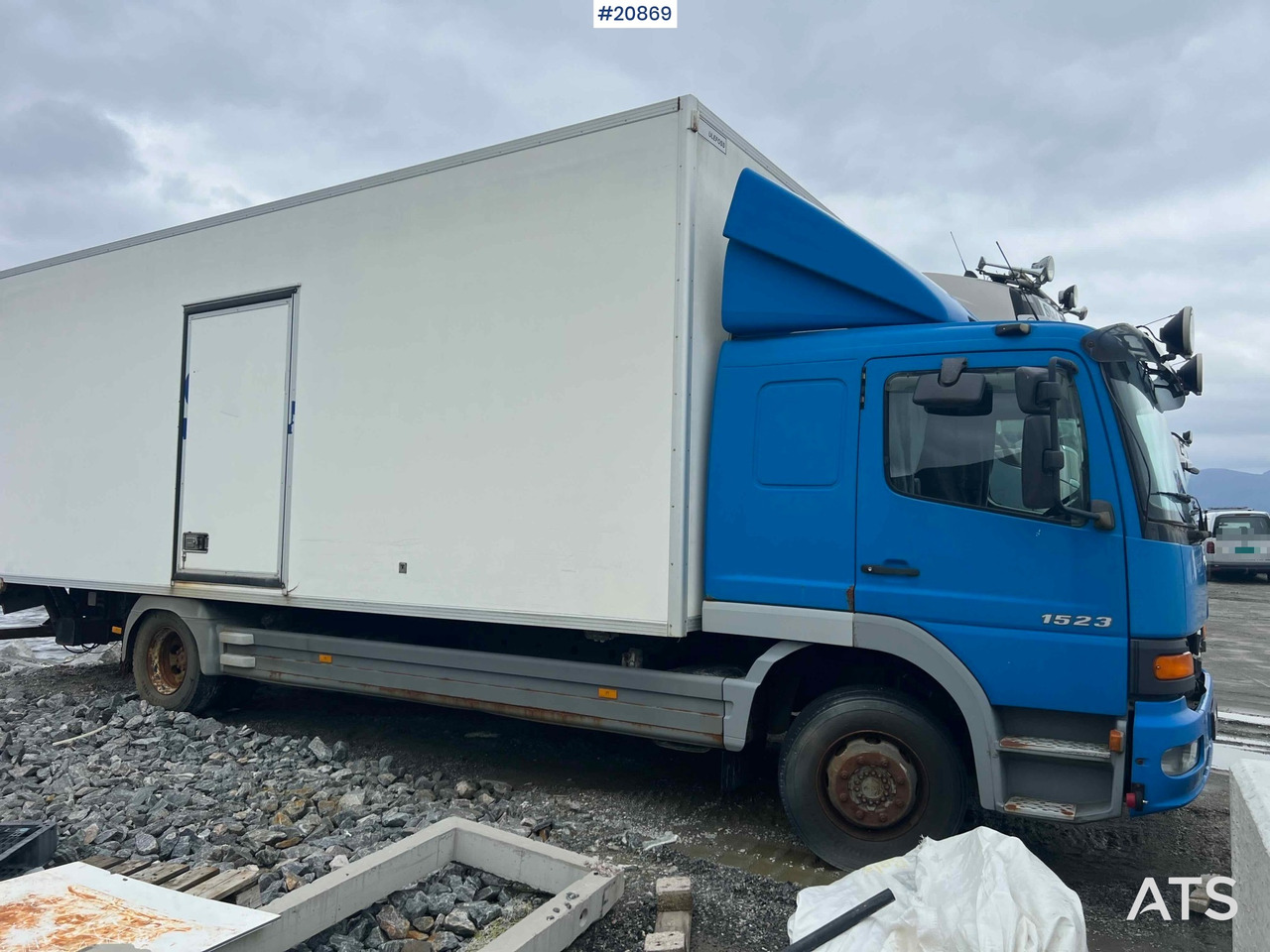 Mercedes 1523 4x2 skapbil m/ full sideåpning og lift Rep.objekt - بصندوق مغلق شاحنة: صور 5 Mercedes 1523 4x2 skapbil m/ full sideåpning og lift Rep.objekt - بصندوق مغلق شاحنة: صور 5