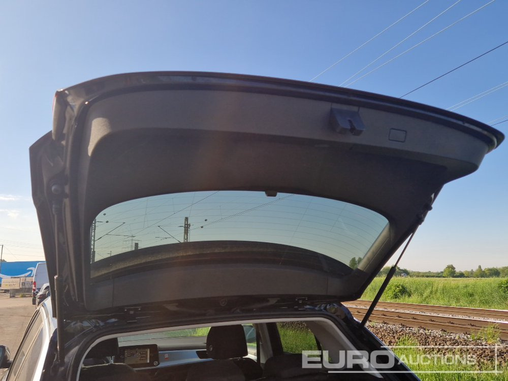 سيارة دفع رباعي 2024 Volkswagen T-Roc: صور 17