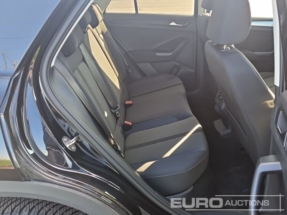 سيارة دفع رباعي 2024 Volkswagen T-Roc: صور 19