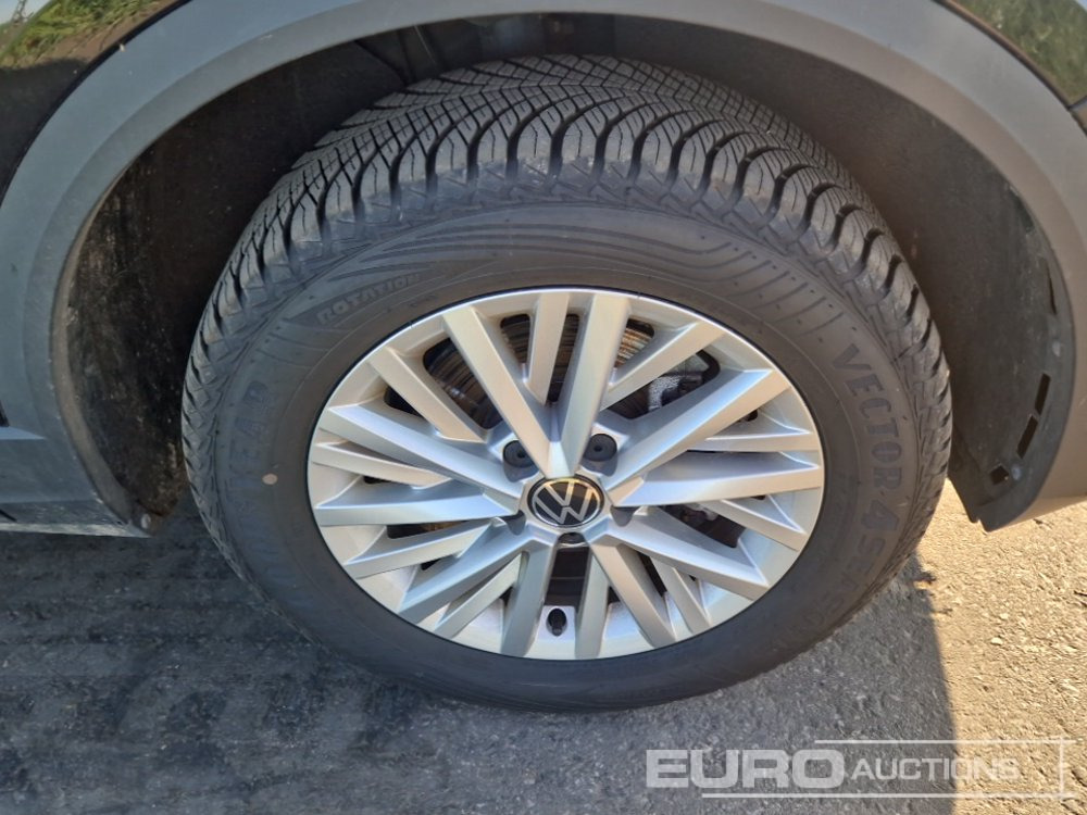 سيارة دفع رباعي 2024 Volkswagen T-Roc: صور 9