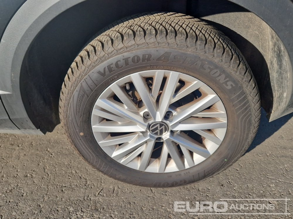 سيارة دفع رباعي 2024 Volkswagen T-Roc: صور 11