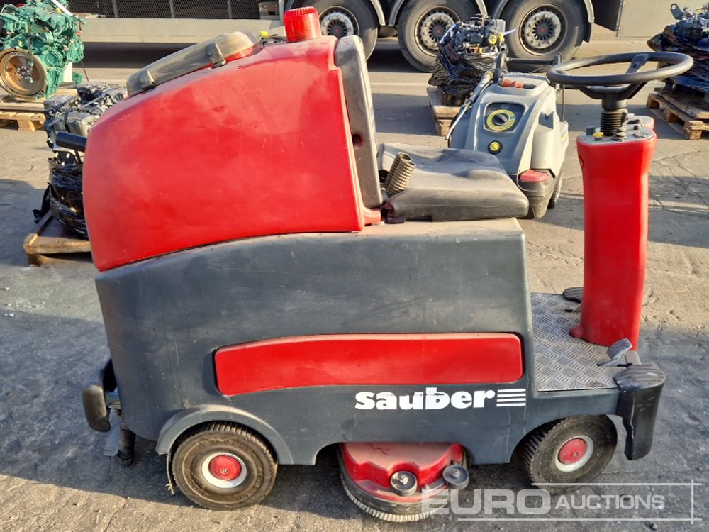 Cleanfix Ride On Hall Scrubbing Machine - معدات البناء: صور 5 Cleanfix Ride On Hall Scrubbing Machine - معدات البناء: صور 5