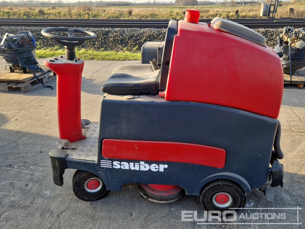 Cleanfix Ride On Hall Scrubbing Machine - معدات البناء: صور 2 Cleanfix Ride On Hall Scrubbing Machine - معدات البناء: صور 2