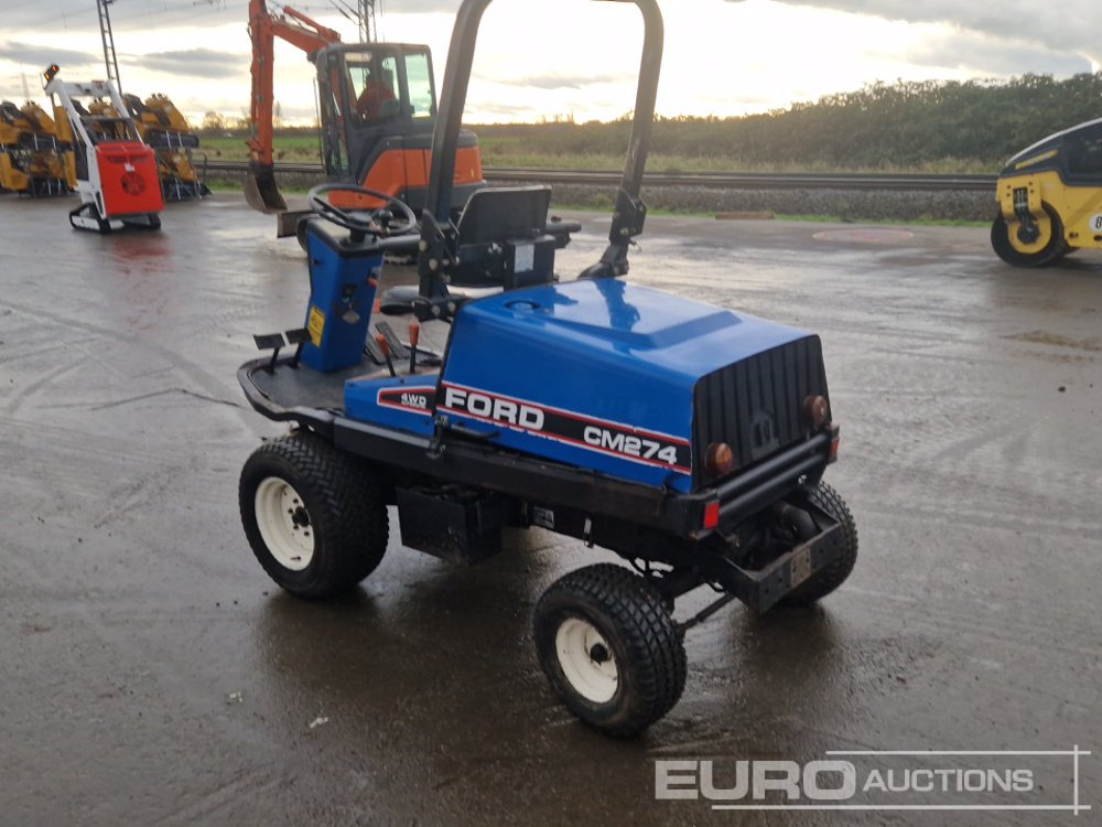 New Holland TM274 4WD Ride on Lawnmower, Roll Bar (No Cutting Deck) - جزازة المروج: صور 3 New Holland TM274 4WD Ride on Lawnmower, Roll Bar (No Cutting Deck) - جزازة المروج: صور 3