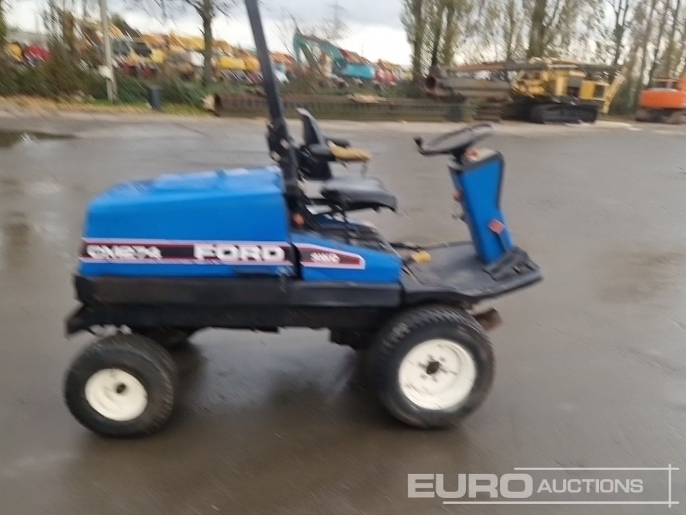 New Holland TM274 4WD Ride on Lawnmower, Roll Bar (No Cutting Deck) - جزازة المروج: صور 5 New Holland TM274 4WD Ride on Lawnmower, Roll Bar (No Cutting Deck) - جزازة المروج: صور 5