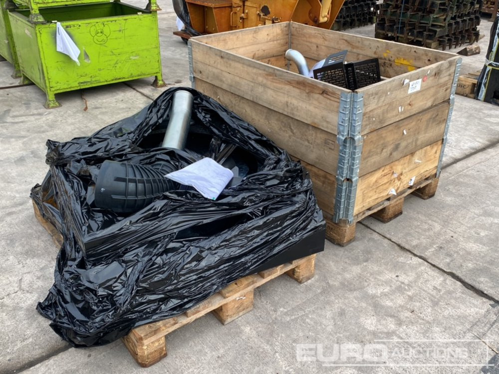 Pallet of Filter Housing, Pipe Work, Radiator to suit CAT (2 of) - قطع الغيار - آلات البناء: صور 1 Pallet of Filter Housing, Pipe Work, Radiator to suit CAT (2 of) - قطع الغيار - آلات البناء: صور 1