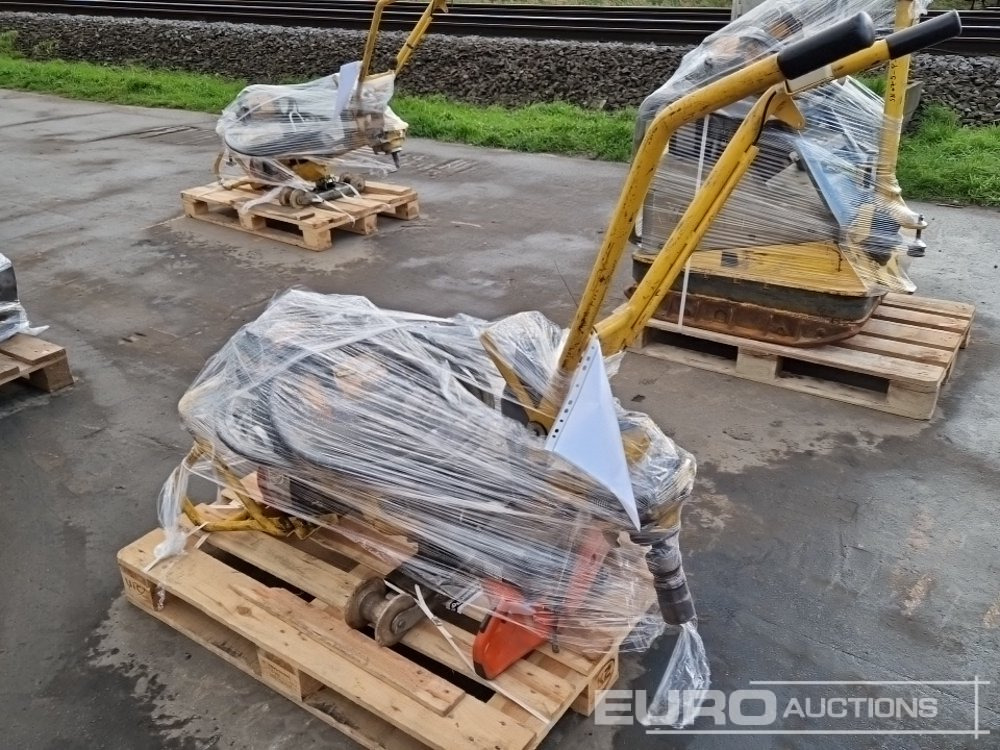 ROWRENCH P4 RKS Unirversal Petrol Powered Wrench, AX25 Concrete Poker (2 of), Husqvarna K770 Quick Cut Saw - معدات الخرسانة: صور 2 ROWRENCH P4 RKS Unirversal Petrol Powered Wrench, AX25 Concrete Poker (2 of), Husqvarna K770 Quick Cut Saw - معدات الخرسانة: صور 2