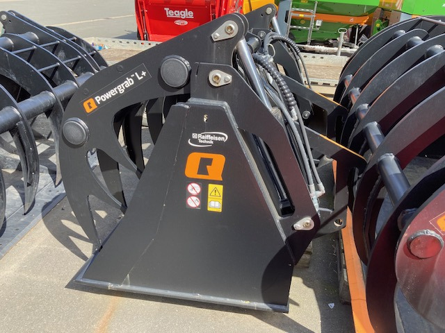 Alö Powergrab L 240 für Cargo 740 - لوادر وحفارات أمامية: صور 2 Alö Powergrab L 240 für Cargo 740 - لوادر وحفارات أمامية: صور 2