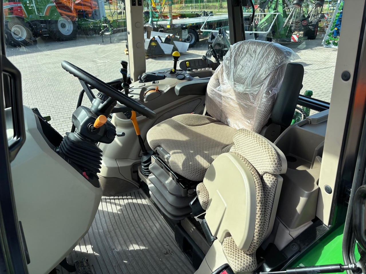 John Deere 5090 M - جرار: صور 4 John Deere 5090 M - جرار: صور 4