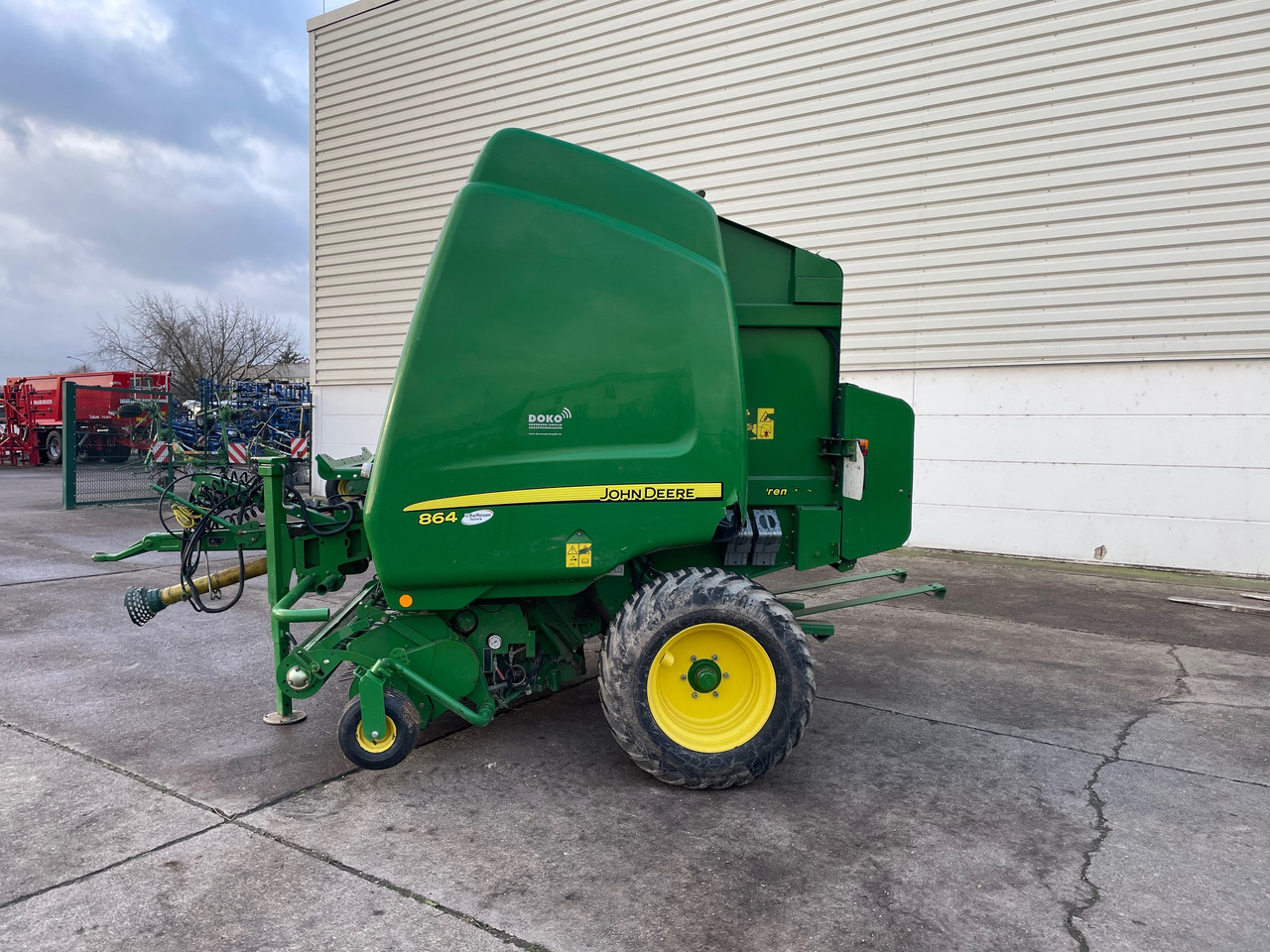 John Deere 864 Rundballenpresse - معدات القش: صور 1 John Deere 864 Rundballenpresse - معدات القش: صور 1