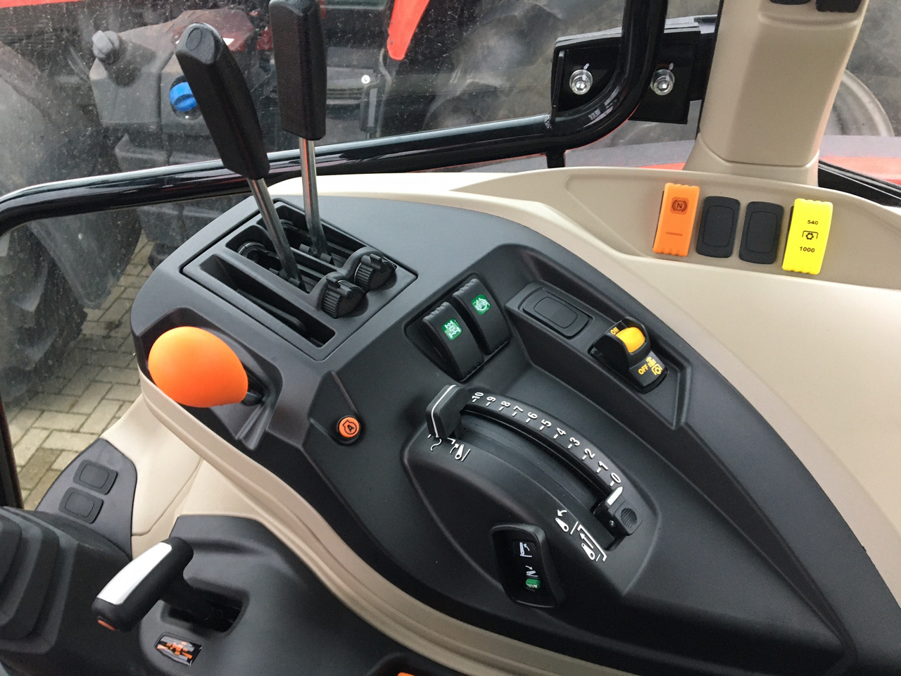 Massey Ferguson 5711 M Dyna-4 4WD Essent - جرار: صور 2 Massey Ferguson 5711 M Dyna-4 4WD Essent - جرار: صور 2