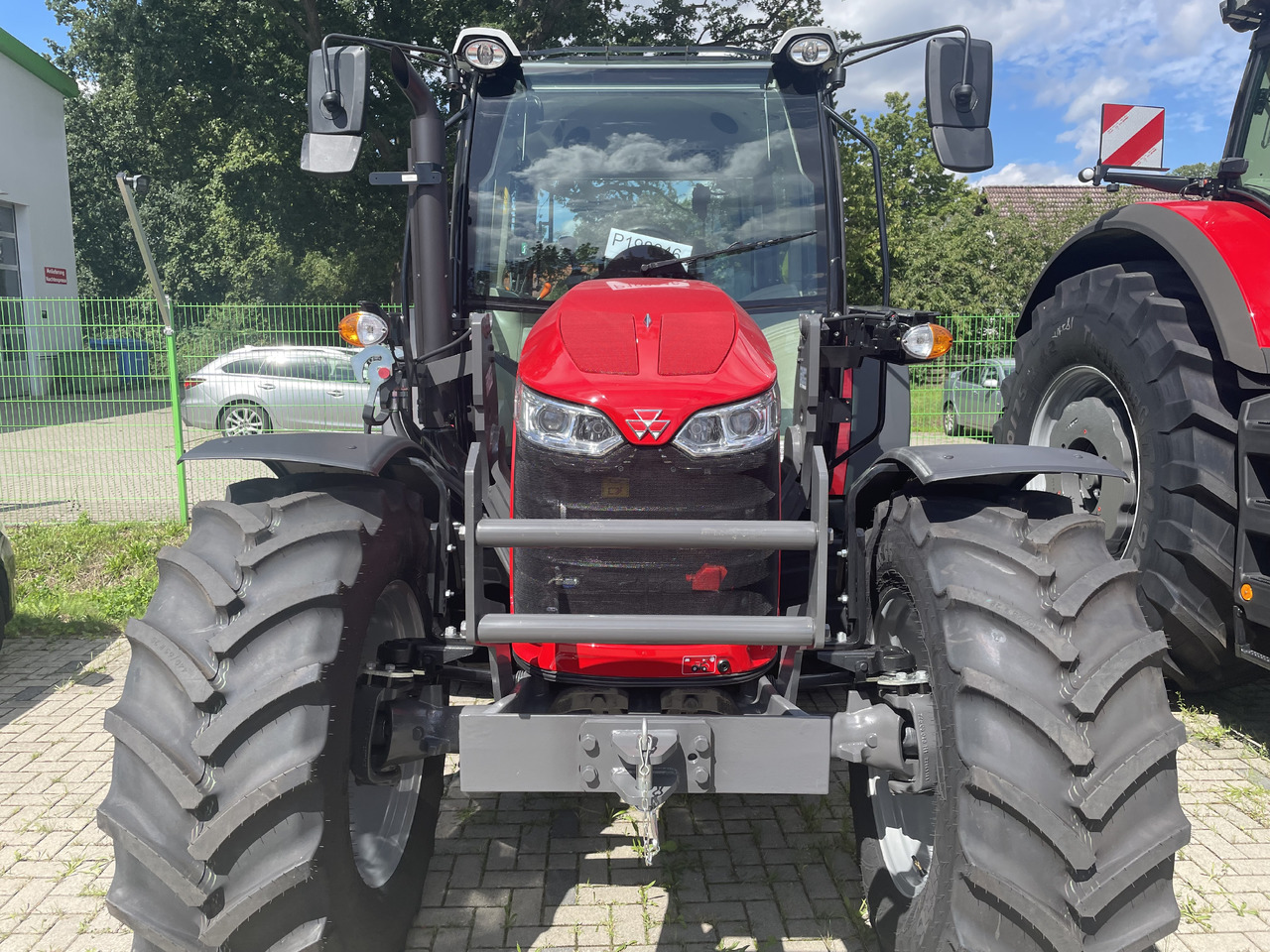 Massey Ferguson 5711M Dyna-4 4WD Cab - جرار: صور 1 Massey Ferguson 5711M Dyna-4 4WD Cab - جرار: صور 1