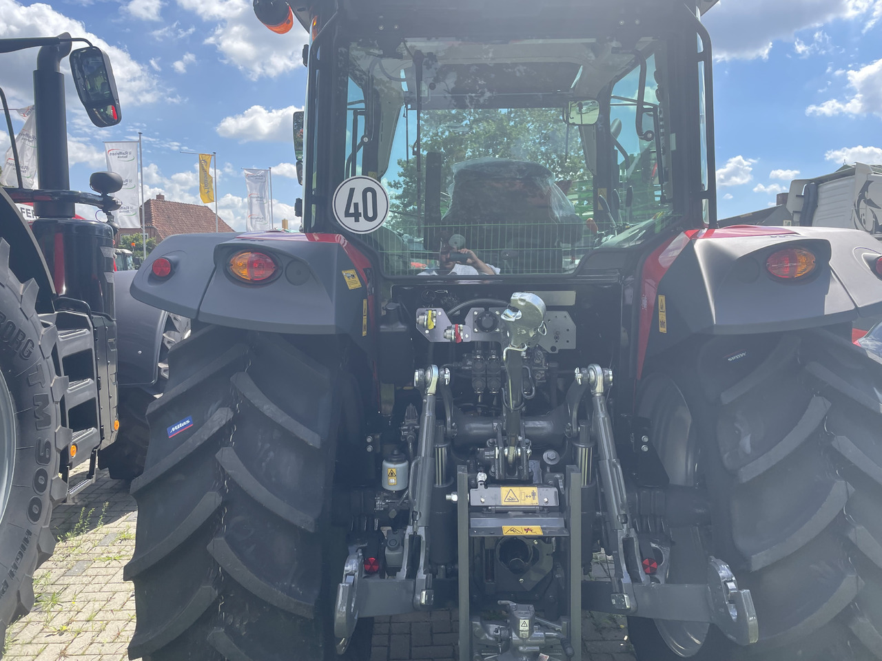 Massey Ferguson 5711M Dyna-4 4WD Cab - جرار: صور 2 Massey Ferguson 5711M Dyna-4 4WD Cab - جرار: صور 2